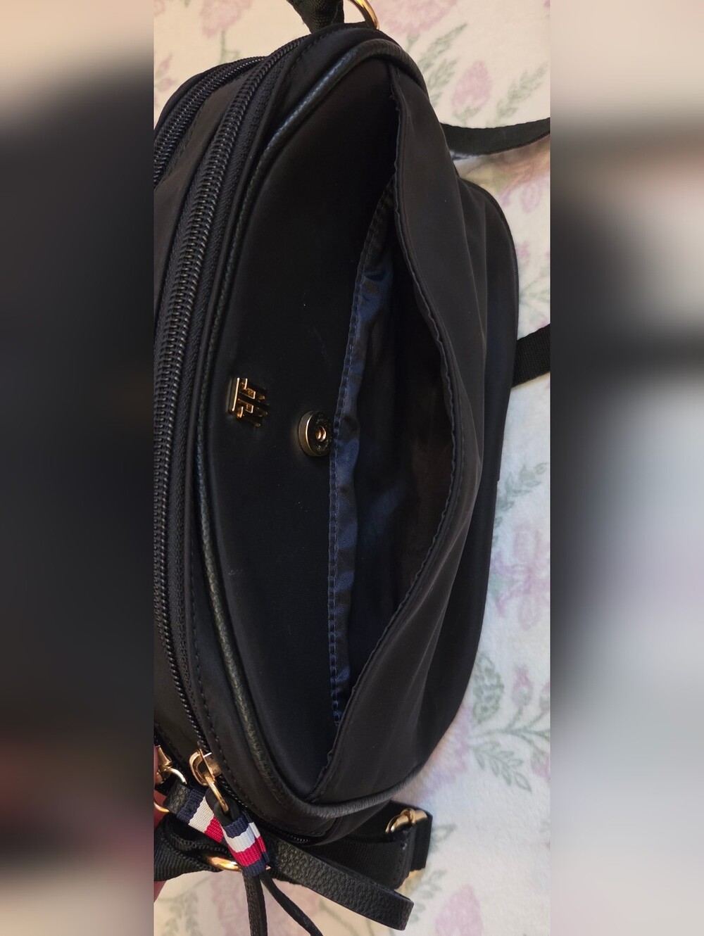 Tommy Hilfiger Black Crossbody Bag - Picture 3 of 6